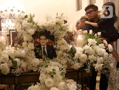 Keluarga dan kerabat melayat jenazah advokat Hotma Sitompul disemayamkan di rumah duka di kawasan Antasari, Jakarta Selatan, Rabu (16/4/2025). (Liputan6.com/Herman Zakharia)