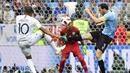 Striker Prancis, Kylian Mbappe, berebut bola dengan bek Uruguay, Diego Godin, pada laga perempat final Piala Dunia di Stadion Nizhny Novgorod, Nizhny Novgorod, Jumat (6/7/2018). Prancis menang 2-0 atas Uruguay. (AP/Martin Meissner)