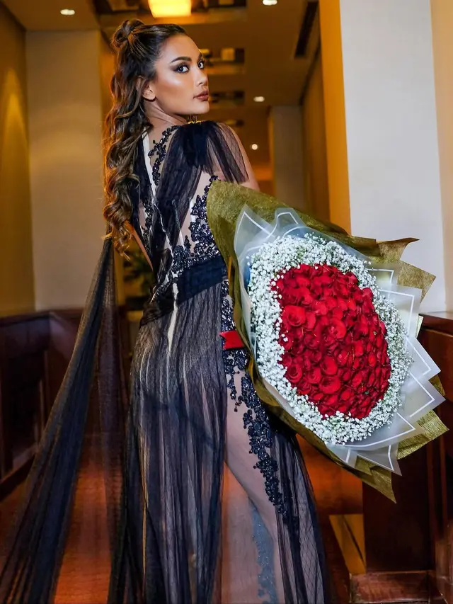 6 Potret Gaya Stunning Erika Carlina di Gala Premiere Film, Terbaru 'Pabrik Gula'