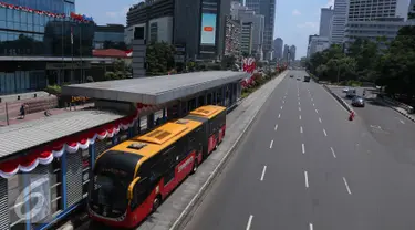 Suasana jalan lengang di Jakarta, Rabu (17/8). Peringatan HUT RI ke-71 membuat sejumlah ruas jalan di Jakarta menjadi lengang. (Liputan6.com/Angga Yuniar)