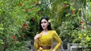 Begitu juga saat di Bali, ia mengenakan kebaya kuning brokat dipadukan obi coklat dengan hiasan bros keemasan. Dipadukan bawahan kain batiknya. [@kinen_bhy]