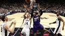 Duel pemain San Antonio Spurs, Danny Green #14 dan pemain Phoenix Suns, Tyson Chandler #4 pada laga NBA di AT&T Center, (28/12/2016). (Reuters/Soobum Im-USA TODAY Sports)