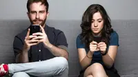 Wanita Pilih Main Ponsel daripada Habiskan Waktu dengan Pasangan?