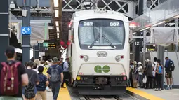 Sejumlah penumpang yang mengenakan masker bersiap menaiki kereta Go di Stasiun Union di Toronto, Kanada (21/7/2020). Mulai Selasa (21/7), para pelanggan layanan transportasi umum di Kanada, Go Transit, diwajibkan mengenakan masker atau penutup wajah. (Xinhua/Zou Zheng)