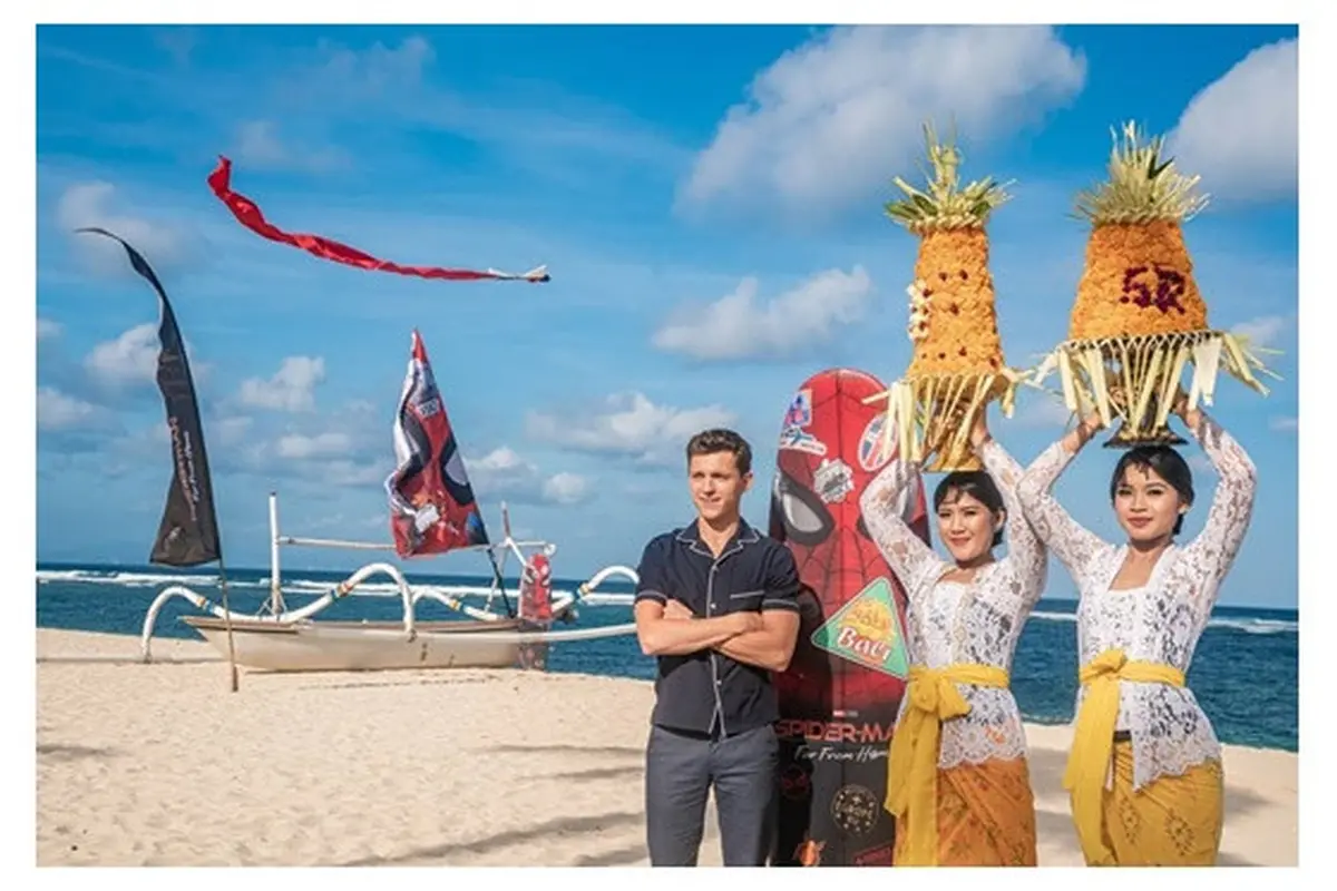 Gaya Tom Holland Memakai Piyama Saat Promosi Film Spider-Man di Bali