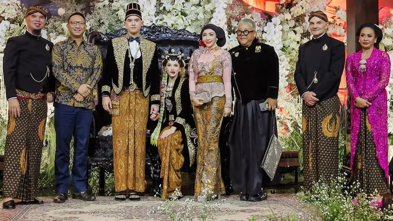Roro Fitria Kondangan di Acara Ngunduh Mantu Pernikahan Al Ghazali dan Alyssa Daguise.