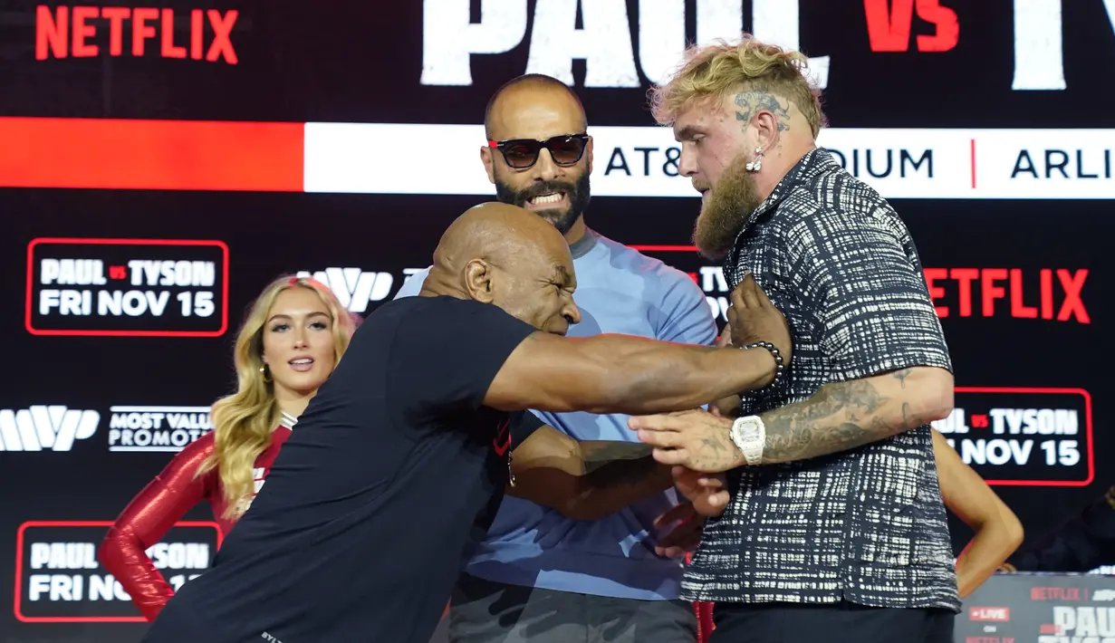 Mantan juara tinju kelas berat AS Mike Tyson dan petinju youtuber, Jake Paul berhadapan saat konferensi pers di Fanatics Fest NYC di New York City, Minggu (18/8/2024). (TIMOTHY A. CLARY / AFP)