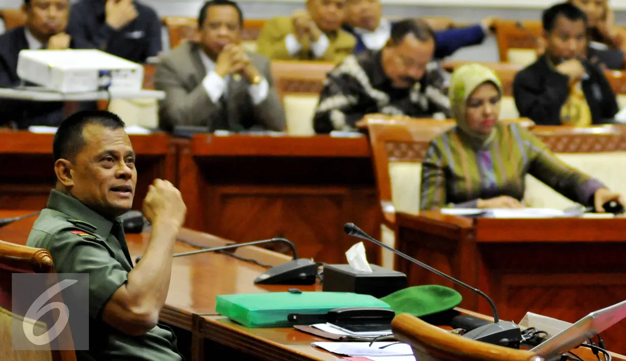 Calon Panglima TNI, Jenderal TNI Gatot Nurmantyo menjawab pertanyaan anggota dewan saat mengikuti uji kelayakan dan kepatutan, Jakarta, Rabu (1/7/2015). Dalam visi misinya, Gatot mendukung program nawacita Presiden Jokowi. (Liputan6.com/Andrian M Tunay)