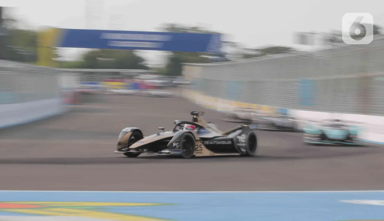 Pembalap DS Techeetah Jean-Eric Vergne melaju pada balapan Formula E seri kesembilan di Jakarta International E-Prix Circuit (JIEC), Jakarta, Sabtu (4/6/2022). Pembalap Jaguar TCS Mitch Evans menjadi pemenang usai menjadi yang tercepat menyelesaikan putaran 40 lap dengan catatan waktu 48 menit 28, 424 detik. (Liputan6.com/Herman Zakharia)