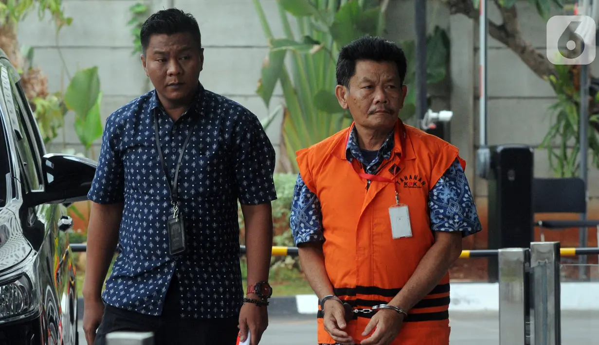 Kasatker PJSA BWS Sumatera VII Bengkulu Edi Junaidi dikawal petugas berjalan akan menjalani pemeriksaan lanjutan di Gedung KPK, Jakarta, Kamis (17/10/2019). Edi diperiksa sebagai tersangka penyuap eks Kasi Intel Kejati Bengkulu, Parlin Purba. (merdeka.com/Dwi Narwoko)