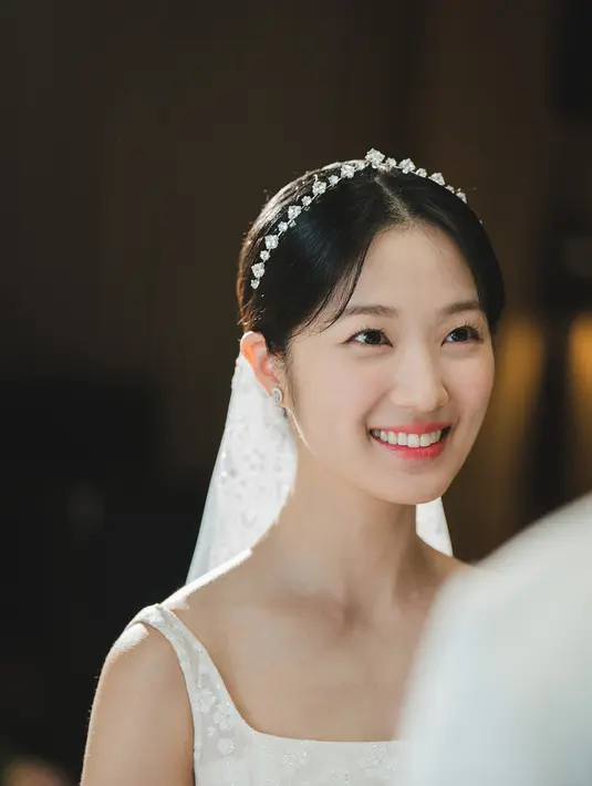Im Sol tampak anggun dengan gaun pengantin panjang tak berlengan. penampilannya dipercantik dengan veil yang menghiasi kepalanya. (Foto: Instagram/ tvn_drama)