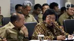 Menteri Lingkungan Hidup dan Kehutanan Siti Nurbaya (kanan) saat rapat kerja dengan Komite II DPD di Kompleks Parlemen, Senayan, Jakarta, Senin (17/2/2020). Rapat tersebut membahas program kerja Kementerian Lingkungan Hidup dan Kehutanan Tahun 2020. (Liputan6.com/Johan Tallo)