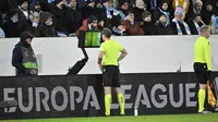 Wasit memberikan penalti lagi kepada FC Twente setelah pemeriksaan VAR (video assistant referee) selama pertandingan Liga Europa UEFA antara Malmoe FF dan FC Twente di Malmoe, pada 23 Januari 2025. (Johan NILSSON/KANTOR BERITA TT/AFP)