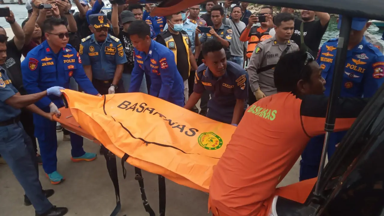 Evakuasi jasad perempuan yang ditemukan di Pulau Komodo. (Foto: Lpiutan6.com/Ola Keda)