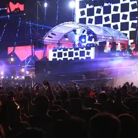 DJ Snake kemudian menutup penampilannya di DWP 2015 ini dengan memperkenalkan diri dan mengucapkan terima kasih kepada penonton. Sebelumnya hits ‘Get Low’ pun disambut goyangan semangat party goers. (Galih W. Satria/Bintang.com)