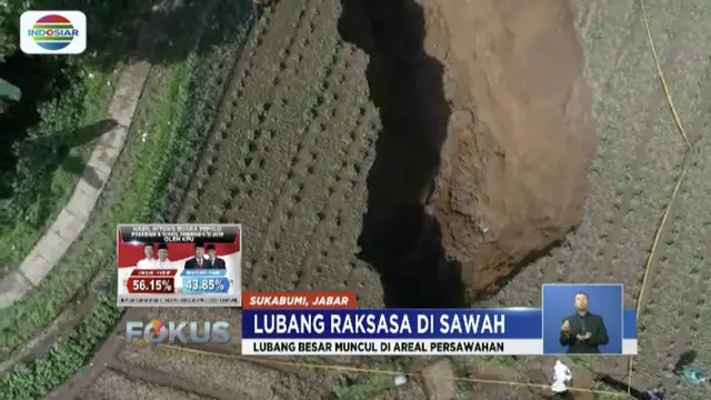 Muncul lubang besar di areal sawah Kadudampit, Sukabumi, dengan kedalaman 12 meter dan bergaris tengah 16 meter.