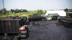 Di lahan seluas 1 hektar itu, tersangka mengolah limbah B3 ilegal tersebut dengan cara membeli oli bekas dari kapal-kapal, Jakarta, Selasa (19/8/14). (Liputan6.com/Faizal Fanani)