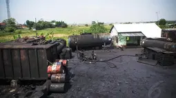 Di lahan seluas 1 hektar itu, tersangka mengolah limbah B3 ilegal tersebut dengan cara membeli oli bekas dari kapal-kapal, Jakarta, Selasa (19/8/14). (Liputan6.com/Faizal Fanani)