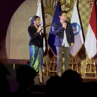 Dipadukan slit skirt warna hijau serta heels warna hitam yang serasi dengan kebayany. @meisya__siregar