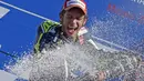 Pembalap Yamaha MotoGP, Valentino Rossi, merayakan kemenangannya di Grand Prix San Marino, Italia, (14/9/2014). (REUTERS/Max Rossi)