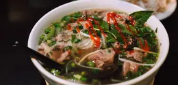 Perpaduan kaldu sapi, jahe, kayu manis, dan bunga lawang menghasilkan aroma khas pada pho. Dengan bahan yang mudah disiapkan, hidangan ini bisa dibuat sendiri untuk menemani waktu makan saat musim hujan. (Foto/Dok: Pexels)