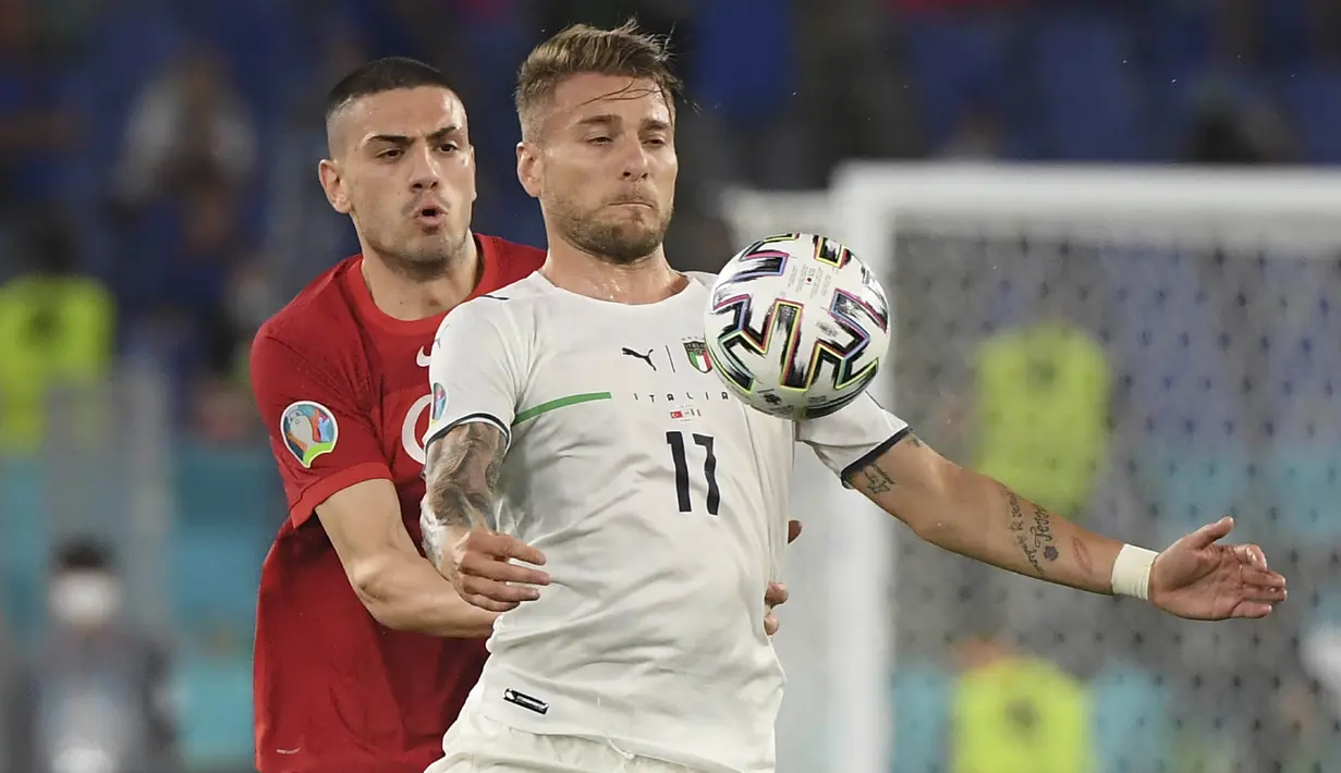 Pada babak pertama Timnas Itali langsung mendominasi jalannya pertandingan. Ciro Immobile mendapatkan beberapa kali peluang, namun Merih Demiral terus menempel ketat penyerang Lazio tersebut. (Foto: AP/Pool/Alberto Lingria)