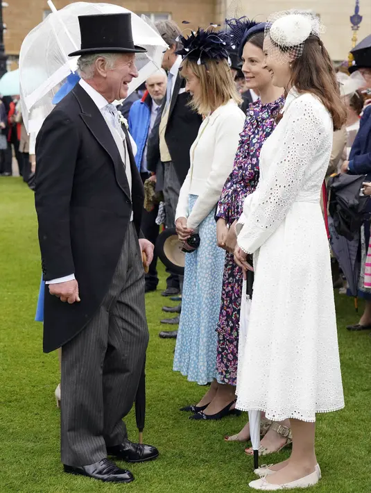 Pangeran Charles berbicara kepada para tamu saat ia menghadiri Pesta Taman Kerajaan tahunan yang diadakan di Istana Buckingham, London, Inggris, 11 Mei 2022. (Jonathan Brady/Pool Photo via AP)