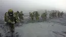 Anggota Pasukan Bela Diri Jepang melakukan operasi penyelamatan korban erupsi Gunung Ontake, (7/10/2014). (Joint Staff of the Defence Ministry of Japan/Handout via Reuters)