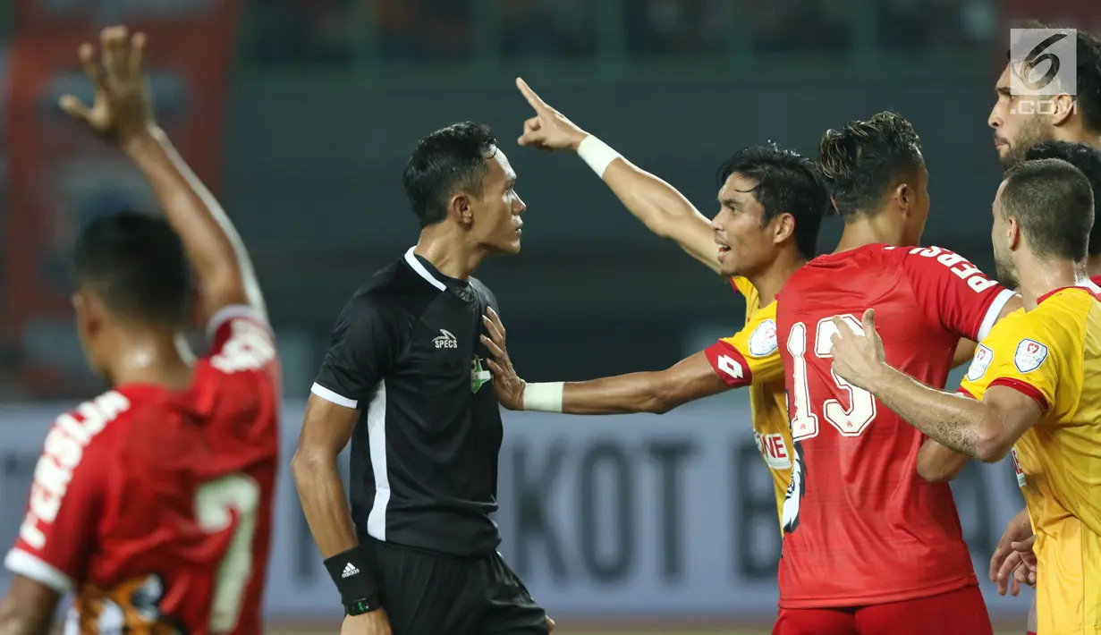 Pemain Selangor FA melakukan protes kepada wasit Mustafa Umarella saat laga persahabatan melawan Persija di Stadion Patriot Candrabhaga, Bekasi, Kamis (6/9). Babak pertama berakhir imbang 1-1. (Liputan6.com/Helmi Fithriansyah)