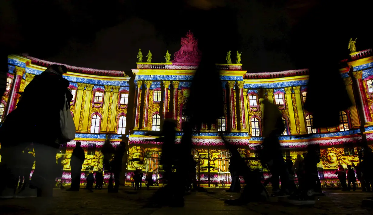 Wisatawan mengamati Old Royal Library yang dihiasi cahaya saat pembukaan Festival cahaya, Jerman, Sabtu (10/10/2015). Festival ini merupakan event tahunan yang diadakan setiap bulan Oktober selama dua belas hari.(REUTERS/Hannibal Hanschke)
