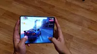 Bermain game Asphalt 9: Legends di layar utama Samsung Galaxy Z Fold5. Liputan6.com/Iskandar