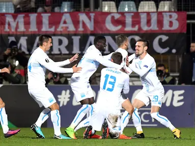 Para pemain Rijeka merayakan kemenangan atas AC Milan pada laga Liga Europa di Stadion HNK Rijeka, Jumat (8/12/2017). AC Milan takluk 0-2 dari Rijeka. (AFP/Stringer)