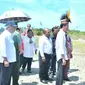  Presiden Joko Widodo meninjau pembangunan jalan di wilayah Desa Kenyam, Kabupaten Nduga, Provinsi Papua.