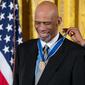 Presiden AS, Barack Obama, mengalungkan Medali Kebebasan Kepresidenan kepada legenda NBA, Kareem Abdul-Jabbar, di Gedung Putih, Selasa (22/11/2016) waktu setempat (AP)