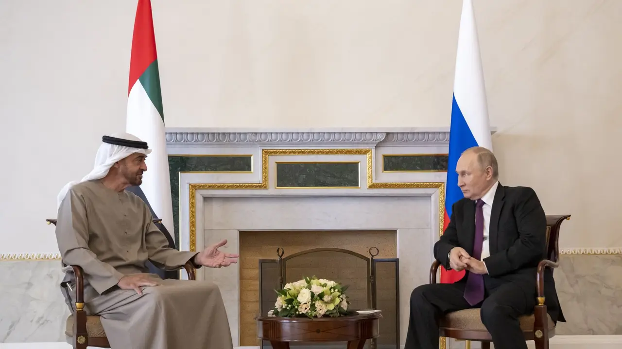 Presiden Uni Emirat Arab Sheikh Mohammed bin Zayed Al-Nahyan dan Presiden Rusia Vladimir Putin.