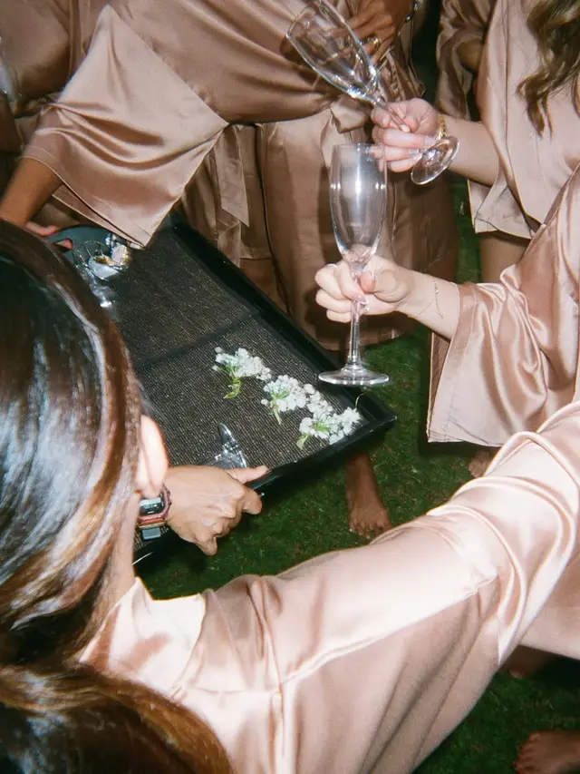 5 Potret Luna Maya Pakai Bridal Robe Bareng Bridesmaid, Memukau dari ...