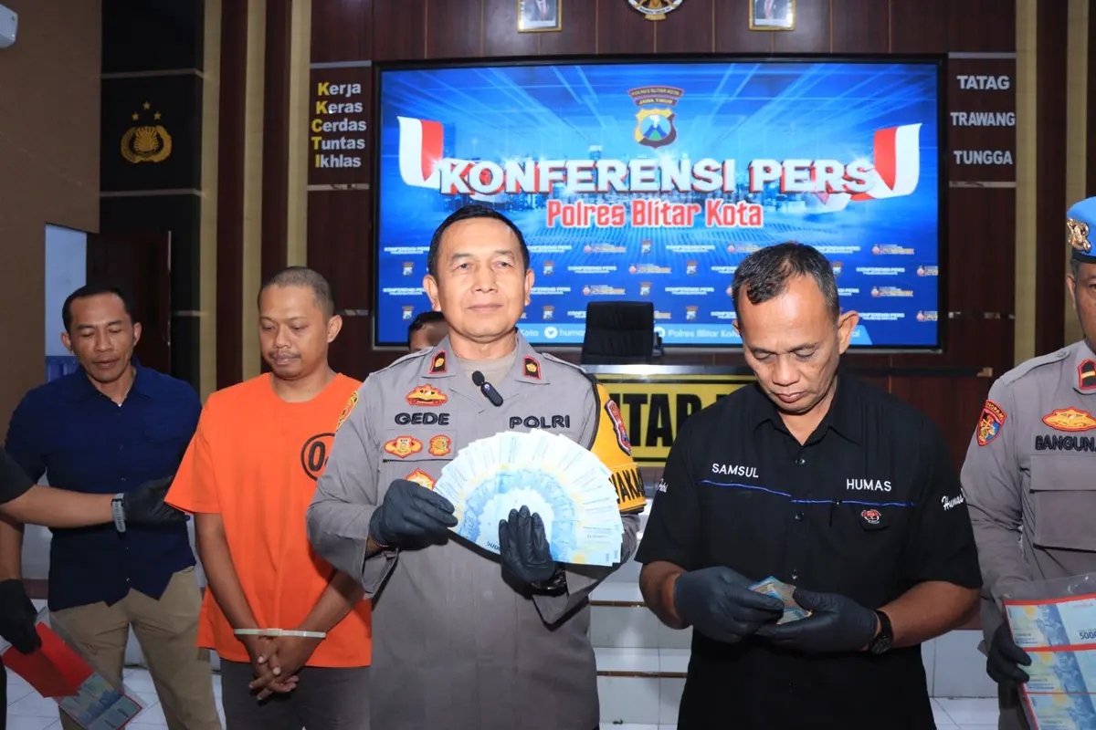 Polisi mengamankan lembaran uang palsu di Blitar. (Istimewa)