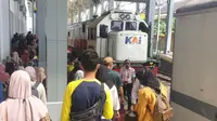 Pemudik arus balik lebaran 2023 via Stasiun Kereta Api Garut, Jawa Barat, membludak. Mereka rela berdesak-desakan di pintu masuk stasiun, sambil menunggu jadwal keberangkatan kereta. (Liputan6.com/Jayadi Supriadin)