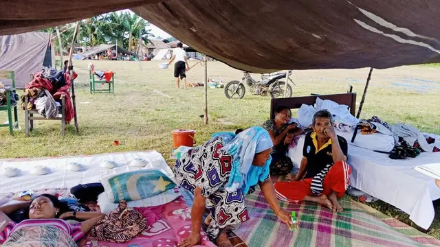 Novitri terbaring lemas di tenda darurat tempat pengungsian