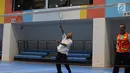 Aksi Menteri PUPR, Basuki Hadimuljono bertanding bulu tangkis di Training Facility Gelora Bung Karno, Jakarta, Kamis (10/5). Kunjungan Menteri Basuki untuk meninjau berbagai kesiapan fasilitas dan prasarana Asian Games 2018 (Liputan6.com/Angga Yuniar)