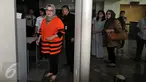 Anggota DPR RI F-Partai Hanura Dewie Yasin Limpo bersiap menjalani pemeriksaan perdana di KPK, Jakarta, Selasa (27/10). Dewie yang ditetapkan sebagai tersangka diperiksa terkait dugaan suap proyek pembangkit listrik di Papua. (Liputan6.com/Helmi Afandi)