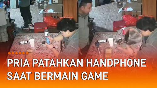 VIDEO: Terlalu Bersemangat, Pria Patahkan Handphone Saat Bermain Games