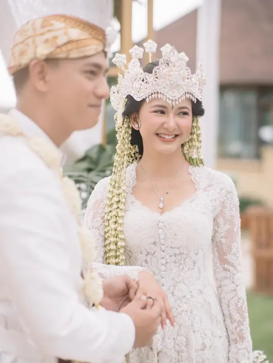 9. 26 Juni menjadi hari spesial bagi Adinda Azani dan Armand. Kabar pernikahan pasangan ini dibagikan di akun instagramnya. “From strangers to friends, friends into lovers 26.02.22,” tulis Adinda Azani.  Suami Adinda merupakan sahabatnya sejak kecil. Sebelum resmi menikah, Armand telah melamar Adinda pada 22 April. Pasangan ini menikah di kawasan Bogor. BERSAMBUNG ke judul: Kaleidoskop 2022, 17 Seleb yang Menikah Tahun Ini, Pernikahan Tertutup Hingga Pesta Meriah Part II. [Instagram/dindazani]
