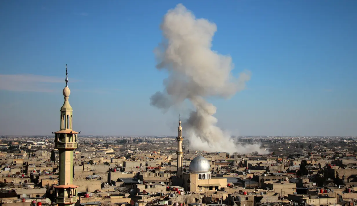 Asap membumbung tinggi setelah pasukan pemerintah membombardir wilayah Ghouta Timur, Damaskus, Suriah, Senin (19/2). Pasukan pemerintah beralasan serangan tersebut untuk memburu kelompok pemberontak. (AFP PHOTO/Hamza Al-Ajweh)