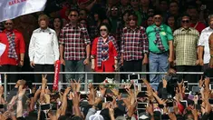 Presiden RI ke 5, Megawati Soekarnoputri didampingi Pasangan Calon Gubernur Nomor Urut 2 Basuki Tjahaja Purnama (Ahok) dan Djarot Saiful Hidayat menyanyikan lagu Indonesia Raya di ex golf driving range" Senayan, Jakarta, (4/2). (Liputan6/JohanTallo)