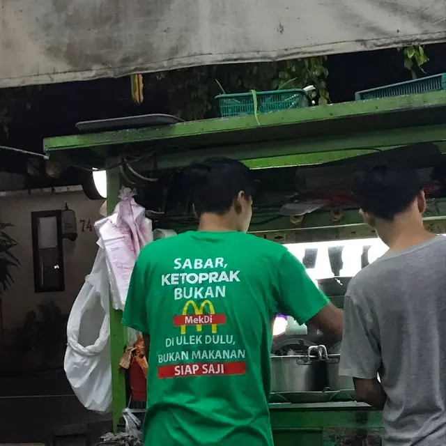 6 Tulisan Nyeleneh di Belakang Baju Pedagang Ini Bikin Pembeli Salah Fokus
