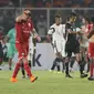 Pemain depan Persija, Marko Simic (kiri) memegang kepala saat dikalahkan Madura United pada lanjutan Go-Jek Liga 1 Indonesia 2018 bersama Bukalapak di Stadion GBK Jakarta, Sabtu (12/5). Persija kalah 0-2. (Liputan6.com/Helmi Fithriansyah)