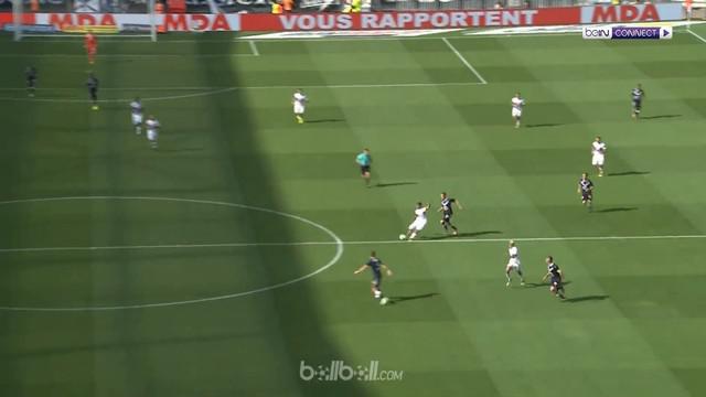 Berita video striker Lyon mencetak gol dari tengah lapangan dalam highlights laga melawan Bordeuax ini. This video presented by BallBall.