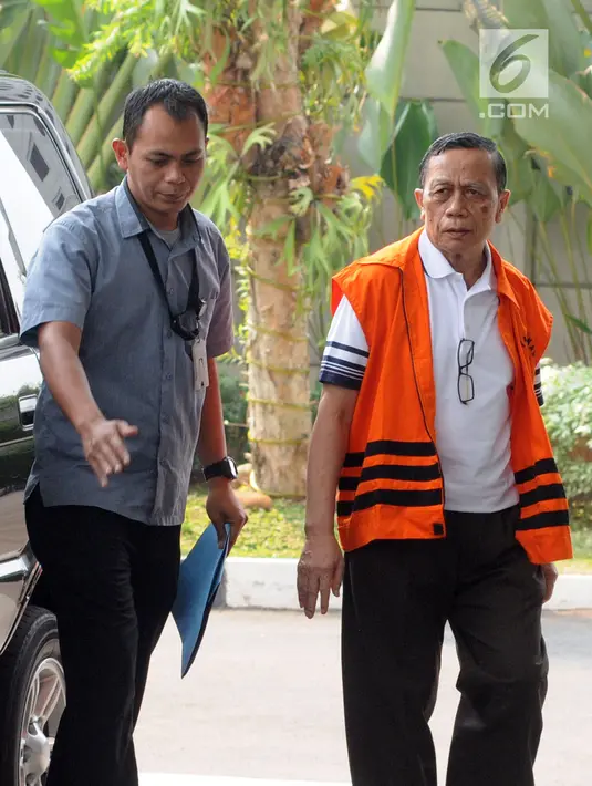 Anggota Komisi IX DPR Amin Santono saat akan menjalani pemeriksaan lanjutan di Gedung KPK, Jakarta, Senin (30/7). Pemeriksaan untuk melengkapi berkas terkait dugaan suap Dana Perimbangan Keuangan Daerah pada APBN-P TA 2018. (Merdeka.com/Dwi Narwoko)