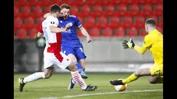 Leicester menciptakan peluang berbahaya lewat Harvey Barnes (tengah). Sayangnya, sepakan Barnes menyamping tipis di sisi kiri gawang Ondrej Kolar. (Foto: AP/Petr David Josek)